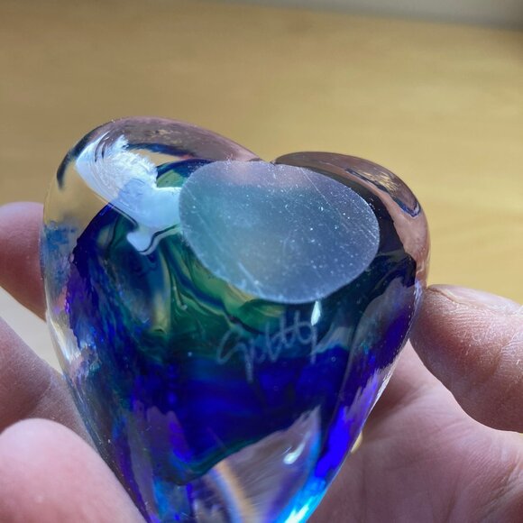 Blue and green glass heart-shaped paperweight, signed by artist - Picture 4 of 8